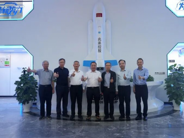 全國工程勘察設(shè)計(jì)大師郁銀泉、任慶英、周建龍等專家組團(tuán)考察兆弟綠色全裝配式技術(shù)新突破